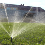 Орошение газона с помощью системы автоматического полива
